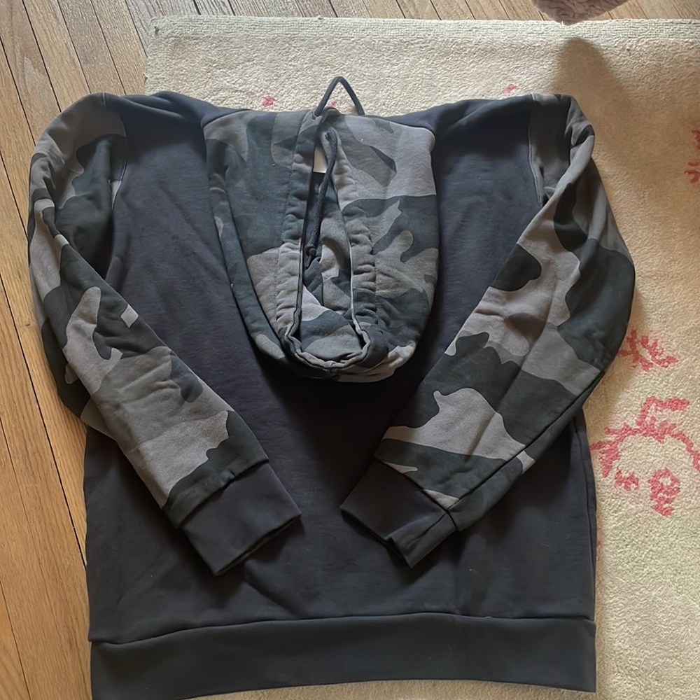 NWOT Adidas color block hoodie with camouflage hoodie and sleeves in size M. - Picture 7 of 8